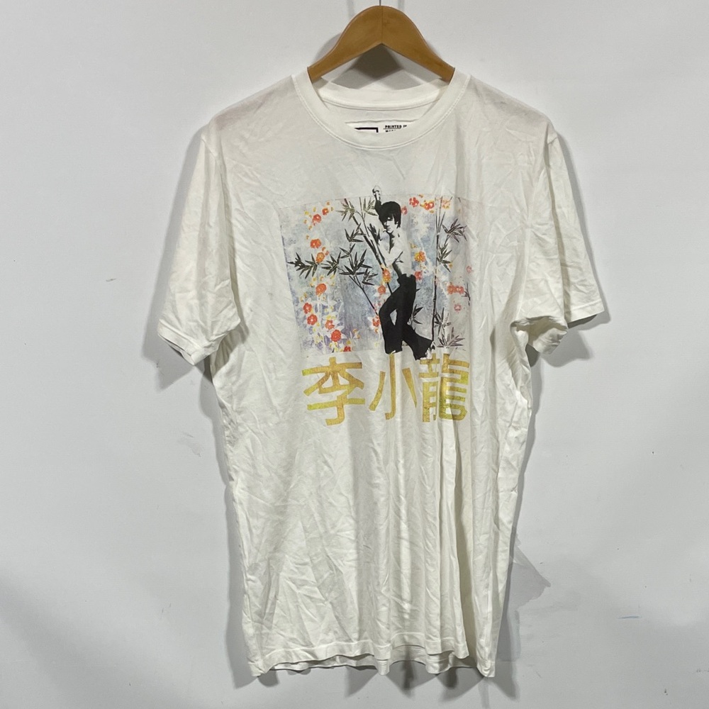 RO White Short-Sleeve Graphic Tee with Asian-Inspired Print